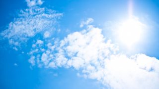 青い空に浮かぶ白い鱗雲と眩しく輝く太陽の光