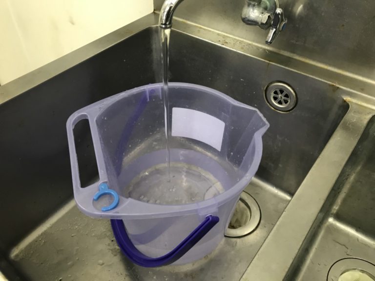 熱帯魚水槽に水道水を入れて大丈夫?カルキ抜きや水換え方法とは 熱帯魚・金魚の水槽・アクアリウム情報メディアサイト「トロピカ」